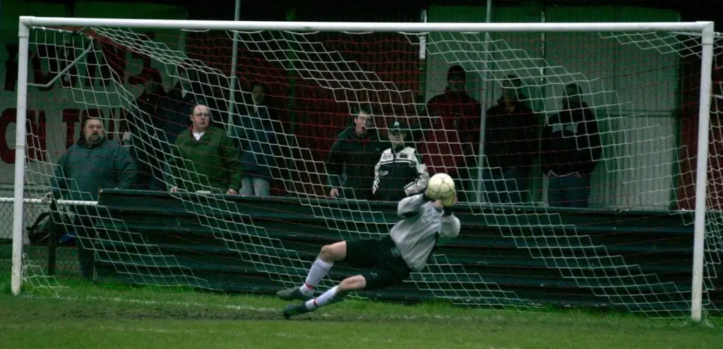 Bracknell Town versu Cinderford Town Bracknell keeper Andy Poyser makes a crucial penalty save,